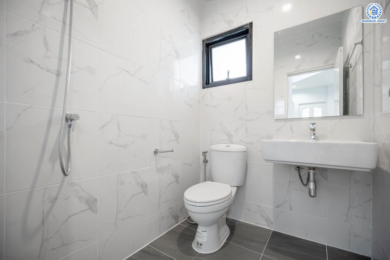 บ้านมือสองตกแต่งใหม่ แบรนด์ LH โครงการ ชัยพฤกษ์ บางบัวทอง หลังใหญ่ วิวสวนสาธารณะ เนื้อที่ 55.5 ตร.ว. ฟังก์ชัน 3 ห้องนอน 3 ห้องน้ำ 1 ห้องแม่บ้าน จอดรถได้ 1 คัน พร้อม Facilities ครบครัน บนทำเลเดินทางสะดวก ติดถนนบางกรวย-ไทรน้อย ใกล้เซ็นทรัลเวสต์เกต และรถไฟฟ้าสายสีม่วง "สถานีบางพลู"